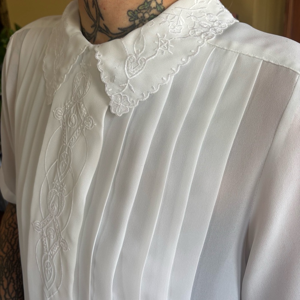 ๐ SOLD ๐ Vintage 80s Sheer White Pleated Lace Loop Collar Short Sleeve Blouse M - Picture 3 of 9